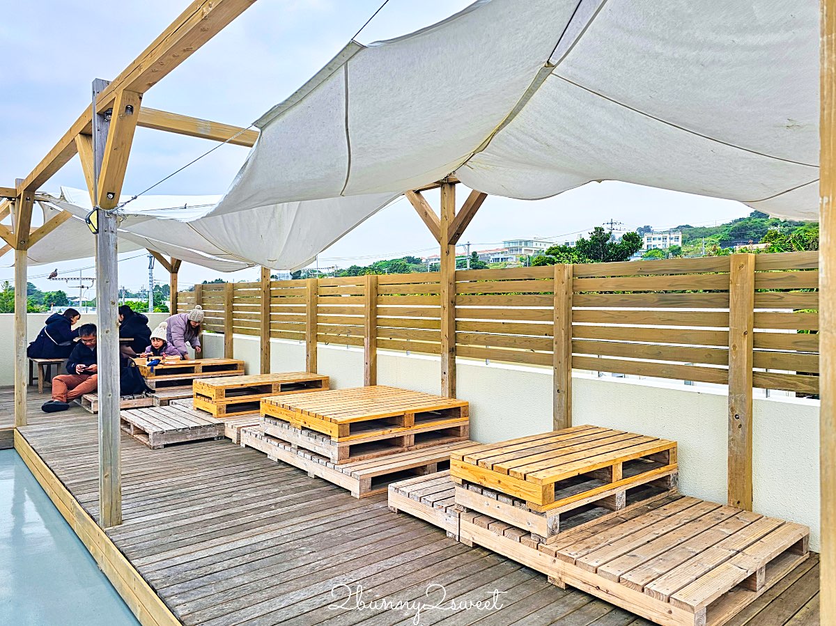 【古宇利蝦蝦飯 KOURI SHRIMP】沖繩美食古宇利島必吃蒜香蝦飯，三層樓海景露台＋餐車一次收 @兔兒毛毛姊妹花