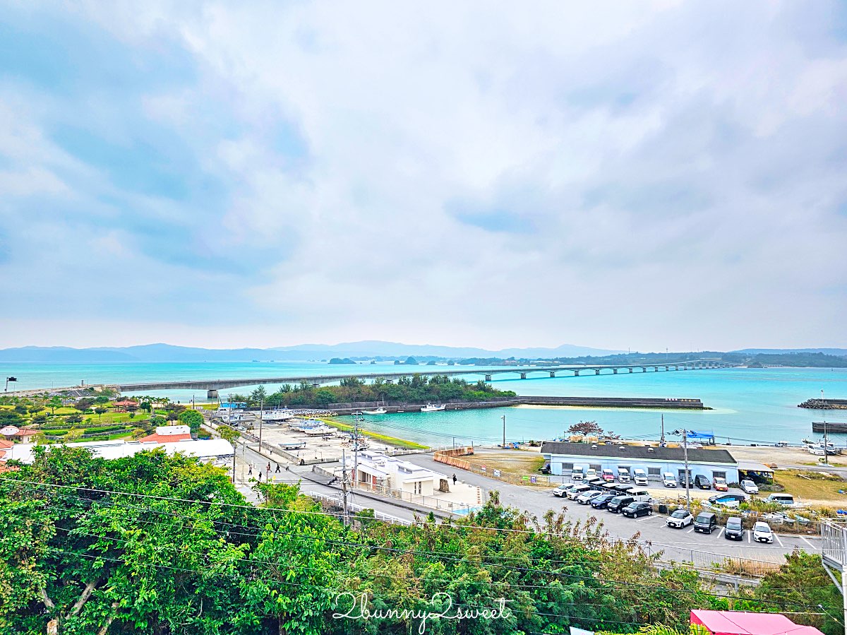 【古宇利蝦蝦飯 KOURI SHRIMP】沖繩美食古宇利島必吃蒜香蝦飯，三層樓海景露台＋餐車一次收 @兔兒毛毛姊妹花
