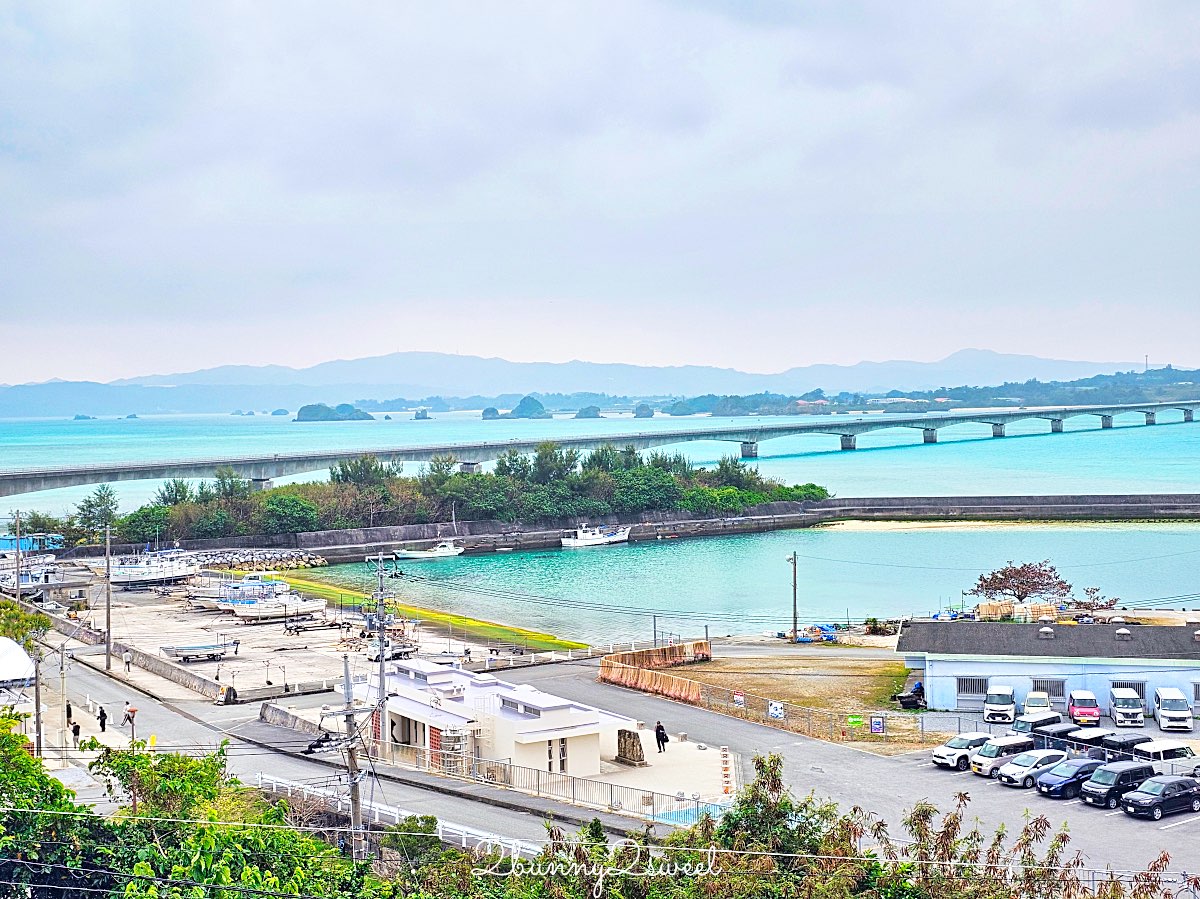 【古宇利蝦蝦飯 KOURI SHRIMP】沖繩美食古宇利島必吃蒜香蝦飯，三層樓海景露台＋餐車一次收 @兔兒毛毛姊妹花