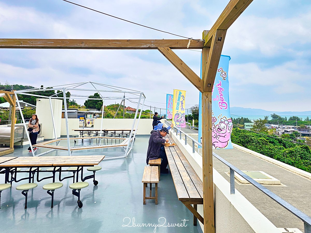 【古宇利蝦蝦飯 KOURI SHRIMP】沖繩美食古宇利島必吃蒜香蝦飯，三層樓海景露台＋餐車一次收 @兔兒毛毛姊妹花