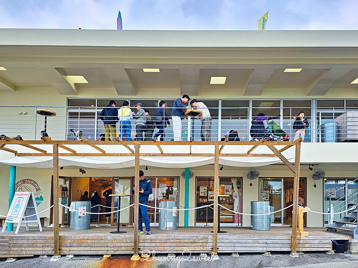 【古宇利蝦蝦飯 KOURI SHRIMP】沖繩美食古宇利島必吃蒜香蝦飯，三層樓海景露台＋餐車一次收 @兔兒毛毛姊妹花