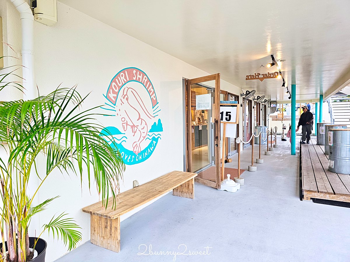 【古宇利蝦蝦飯 KOURI SHRIMP】沖繩美食古宇利島必吃蒜香蝦飯，三層樓海景露台＋餐車一次收 @兔兒毛毛姊妹花