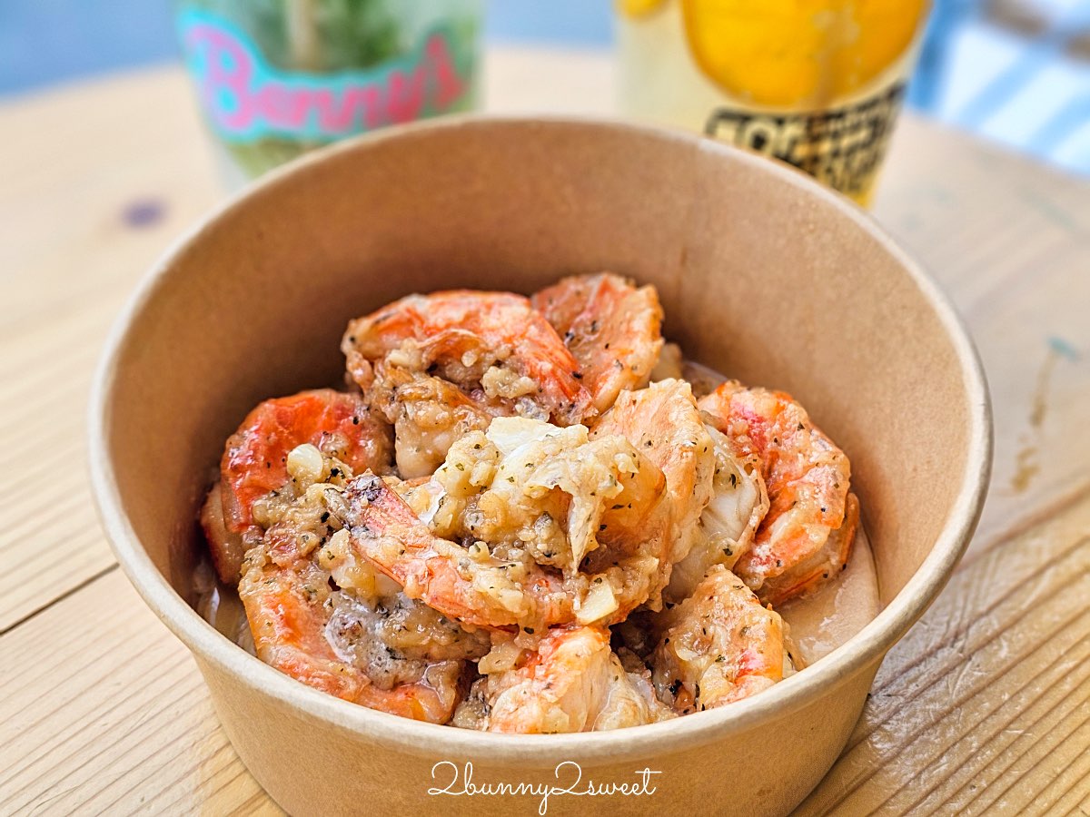 【古宇利蝦蝦飯 KOURI SHRIMP】沖繩美食古宇利島必吃蒜香蝦飯，三層樓海景露台＋餐車一次收 @兔兒毛毛姊妹花