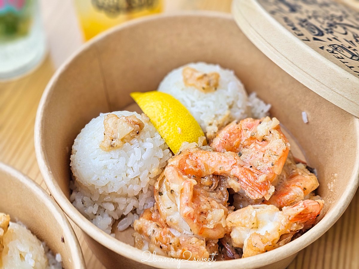 【古宇利蝦蝦飯 KOURI SHRIMP】沖繩美食古宇利島必吃蒜香蝦飯，三層樓海景露台＋餐車一次收 @兔兒毛毛姊妹花