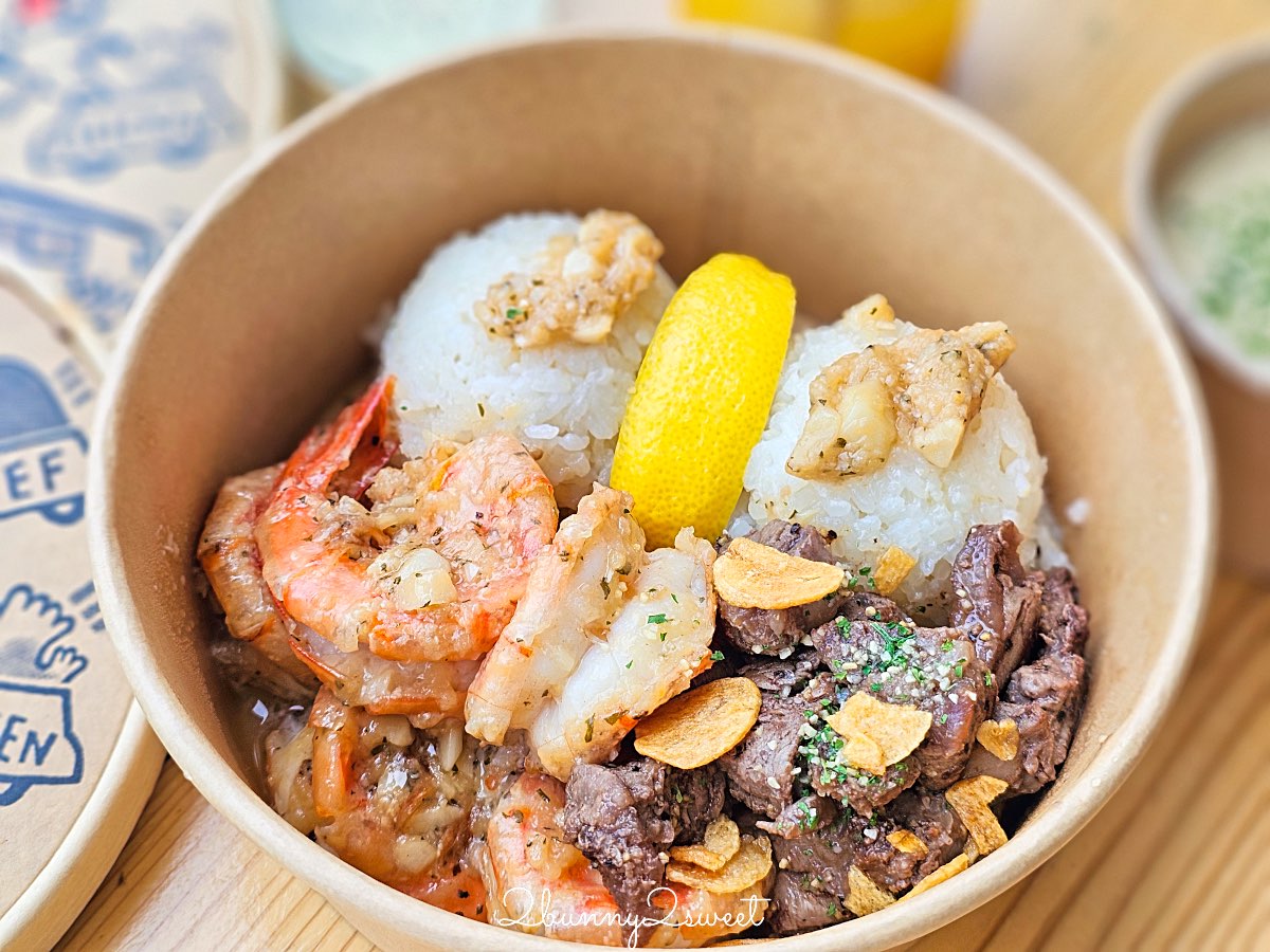 【古宇利蝦蝦飯 KOURI SHRIMP】沖繩美食古宇利島必吃蒜香蝦飯，三層樓海景露台＋餐車一次收 @兔兒毛毛姊妹花