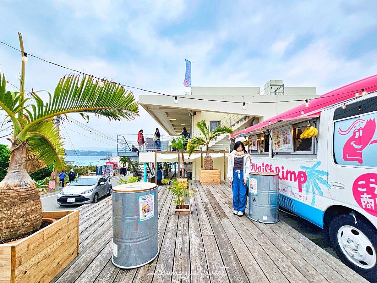 【古宇利蝦蝦飯 KOURI SHRIMP】沖繩美食古宇利島必吃蒜香蝦飯，三層樓海景露台＋餐車一次收 @兔兒毛毛姊妹花