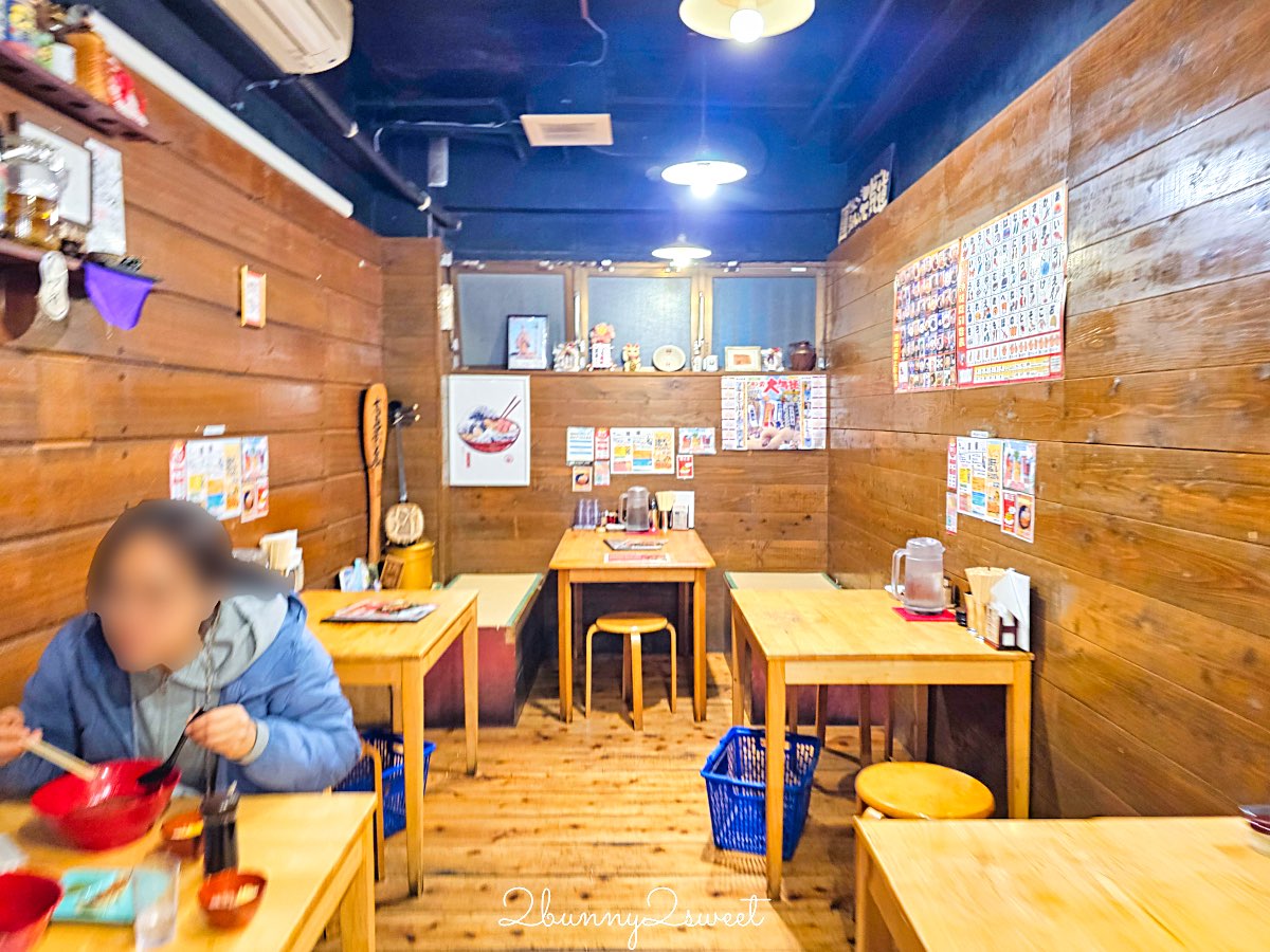 【琉家拉麵 國際通本店】沖繩國際通美食必吃：黑蒜豚骨人氣拉麵、排隊老屋名店實吃心得 @兔兒毛毛姊妹花