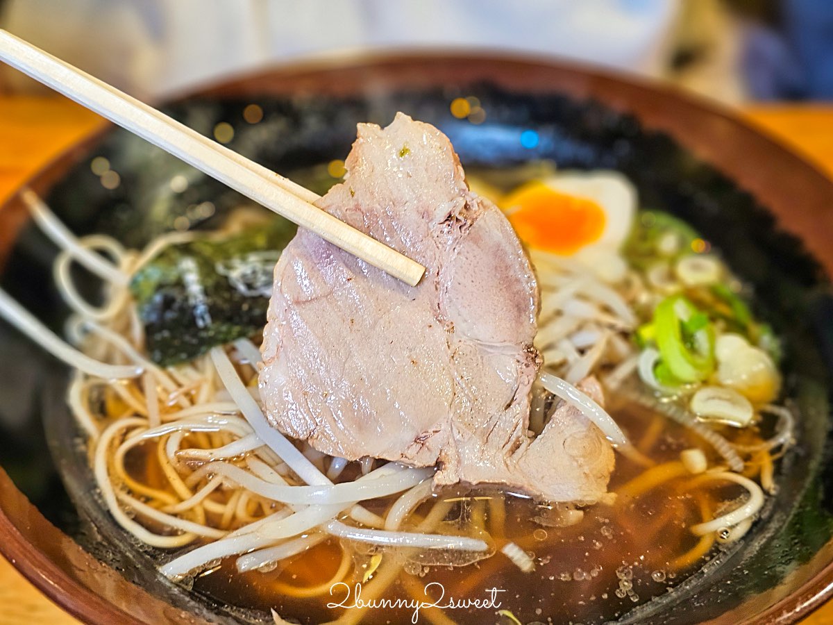 【琉家拉麵 國際通本店】沖繩國際通美食必吃：黑蒜豚骨人氣拉麵、排隊老屋名店實吃心得 @兔兒毛毛姊妹花