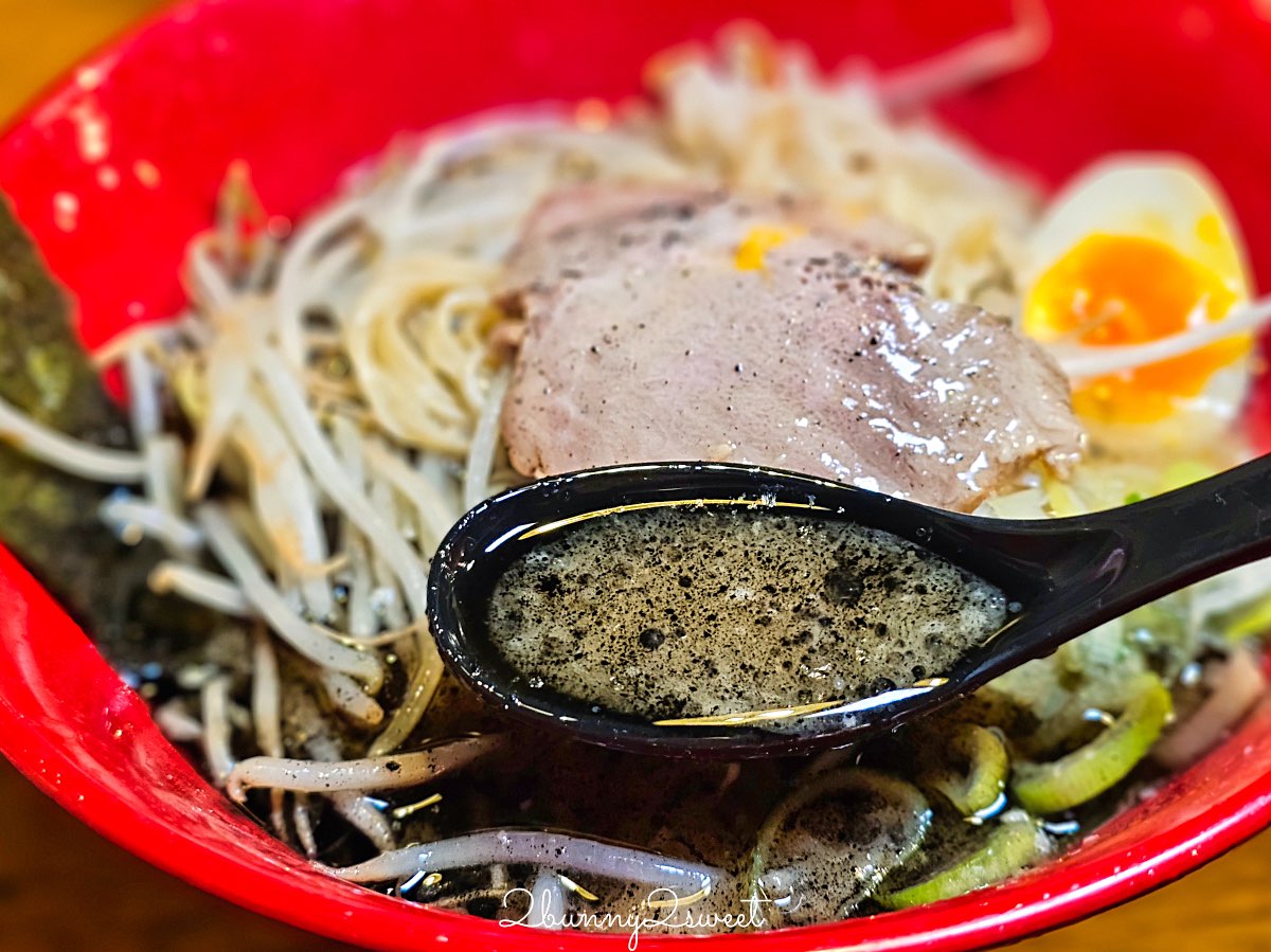 【琉家拉麵 國際通本店】沖繩國際通美食必吃：黑蒜豚骨人氣拉麵、排隊老屋名店實吃心得 @兔兒毛毛姊妹花