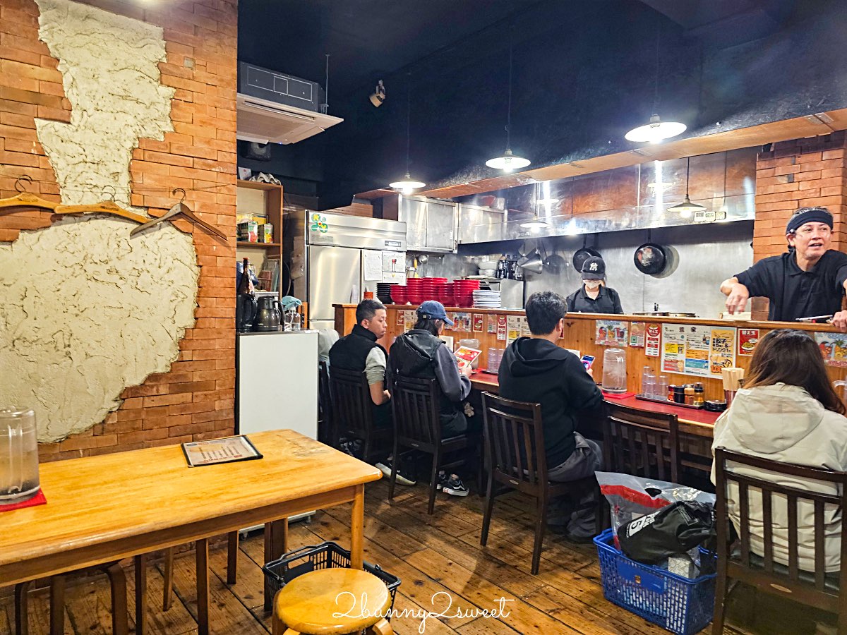 【琉家拉麵 國際通本店】沖繩國際通美食必吃：黑蒜豚骨人氣拉麵、排隊老屋名店實吃心得 @兔兒毛毛姊妹花