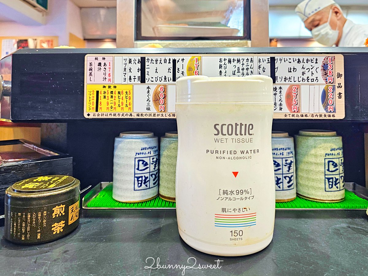 【元祖壽司】東京平價壽司推薦：東京人日常吃的迴轉壽司，一盤138円起 下班快速吃壽司的老字號名店 @兔兒毛毛姊妹花