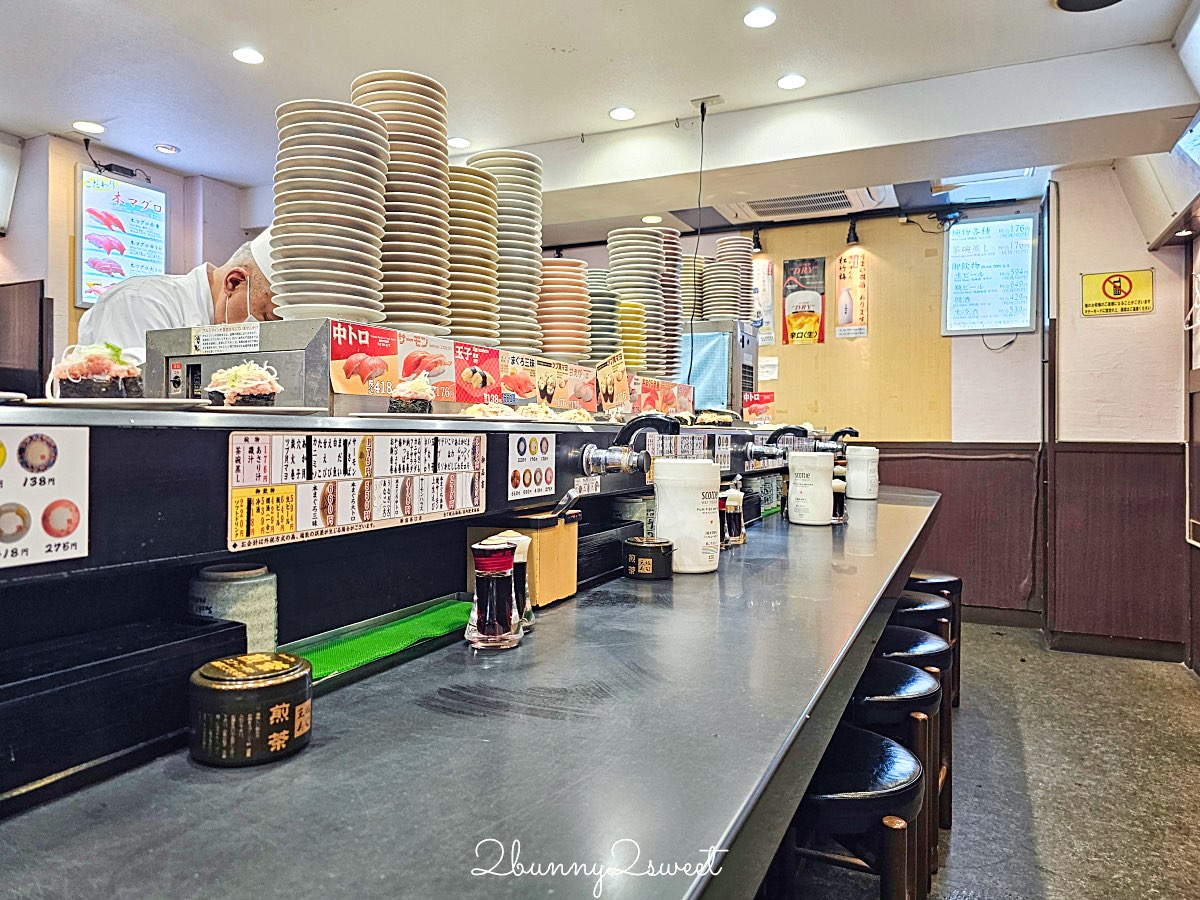 【元祖壽司】東京平價壽司推薦：東京人日常吃的迴轉壽司，一盤138円起 下班快速吃壽司的老字號名店 @兔兒毛毛姊妹花