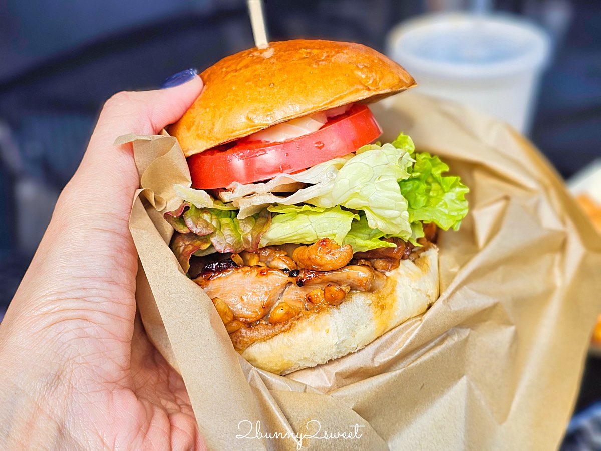 【鳥貴族漢堡 TORIKI BURGER】京都伏見稻荷美食：燒鳥變身雞肉漢堡！千本鳥居旁必吃平價美食 @兔兒毛毛姊妹花
