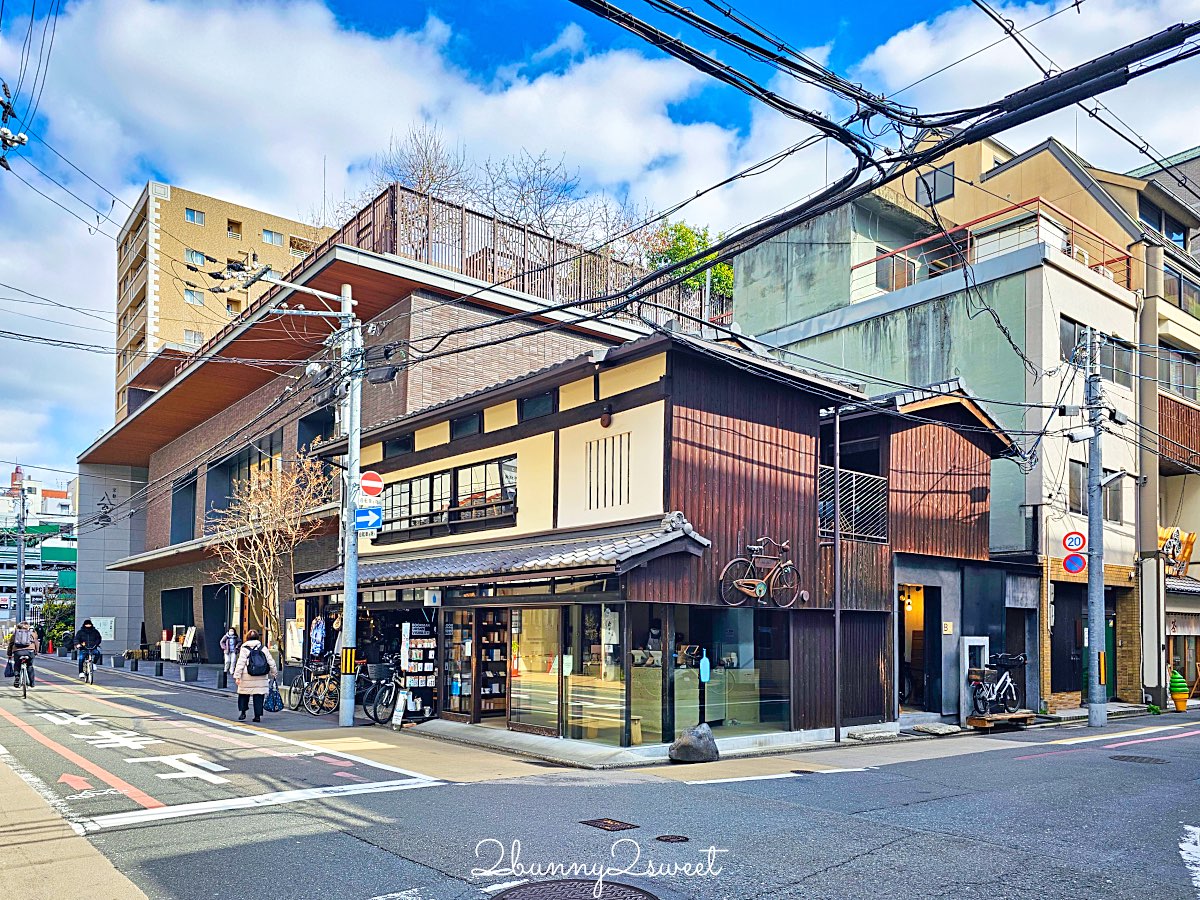 【藍瓶咖啡 京都六角店 Blue Bottle Coffee Kyoto Rokkaku】町家老屋＋自行車行共存，二樓木窗座位太有京都感 @兔兒毛毛姊妹花