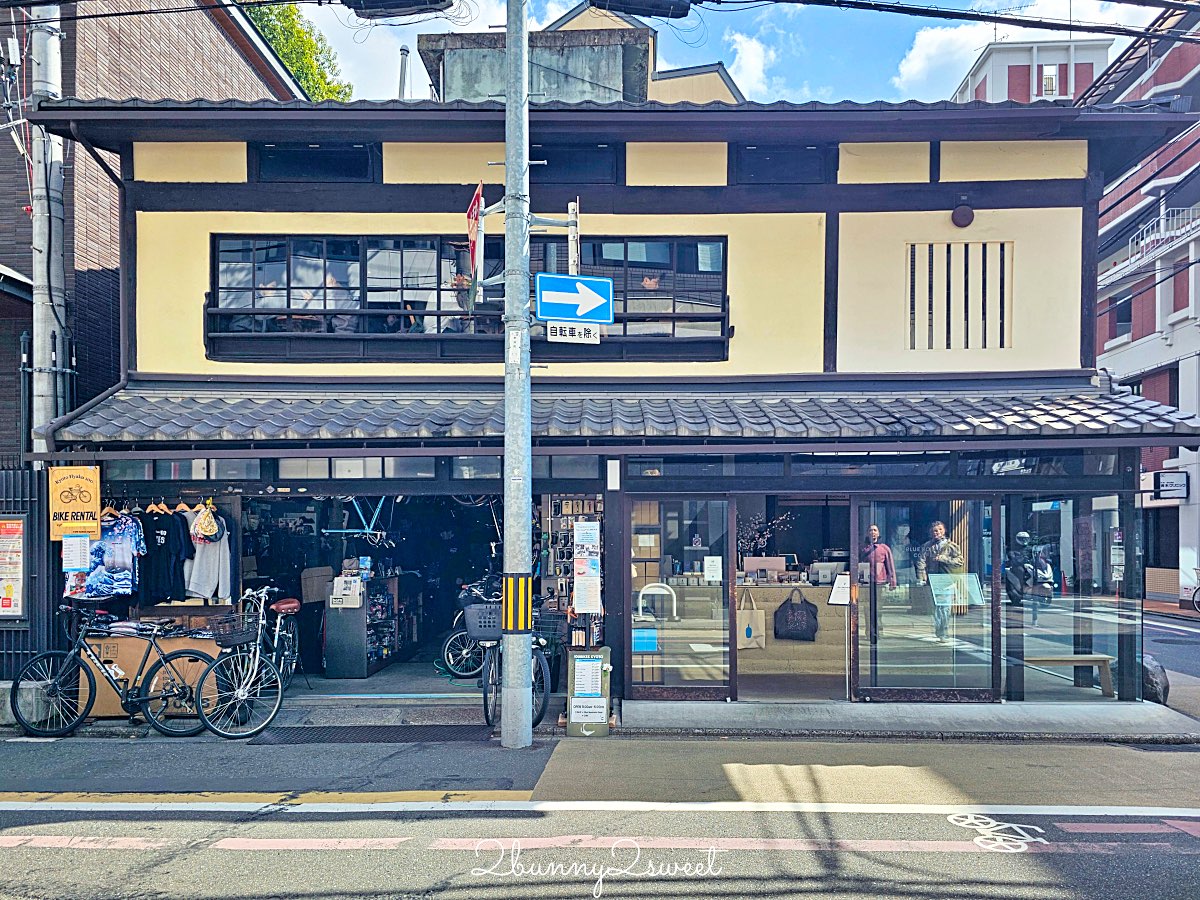 【藍瓶咖啡 京都六角店 Blue Bottle Coffee Kyoto Rokkaku】町家老屋＋自行車行共存，二樓木窗座位太有京都感 @兔兒毛毛姊妹花