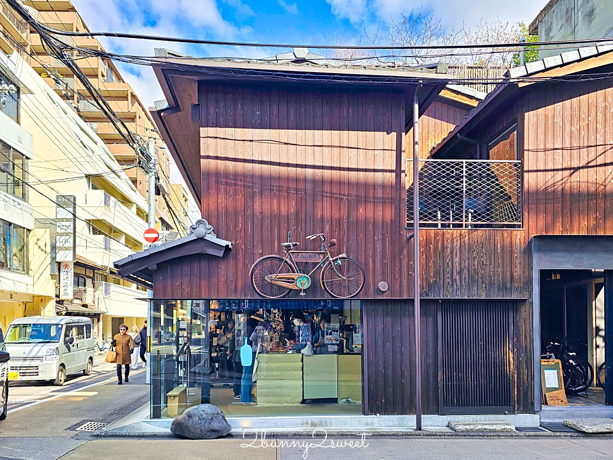 【藍瓶咖啡 京都六角店 Blue Bottle Coffee Kyoto Rokkaku】町家老屋＋自行車行共存，二樓木窗座位太有京都感 @兔兒毛毛姊妹花