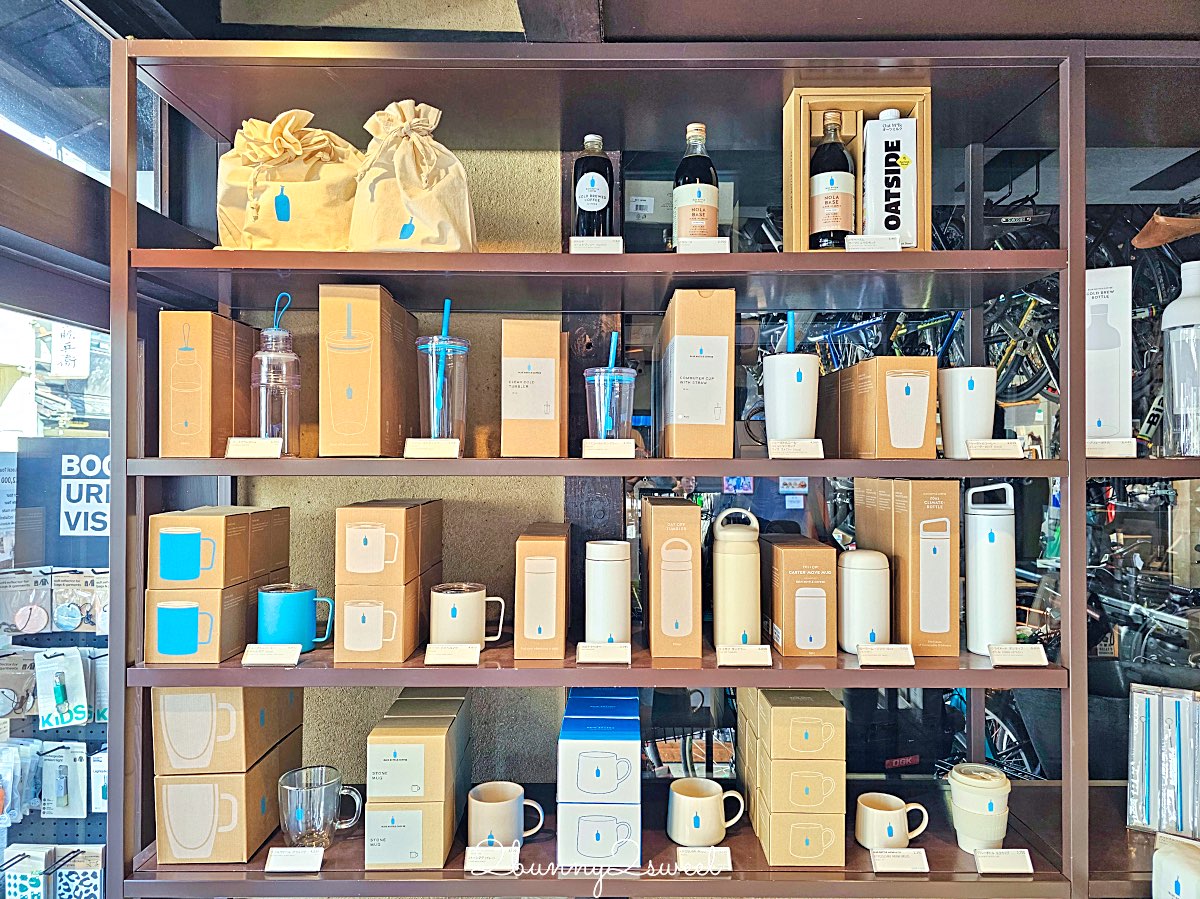【藍瓶咖啡 京都六角店 Blue Bottle Coffee Kyoto Rokkaku】町家老屋＋自行車行共存，二樓木窗座位太有京都感 @兔兒毛毛姊妹花
