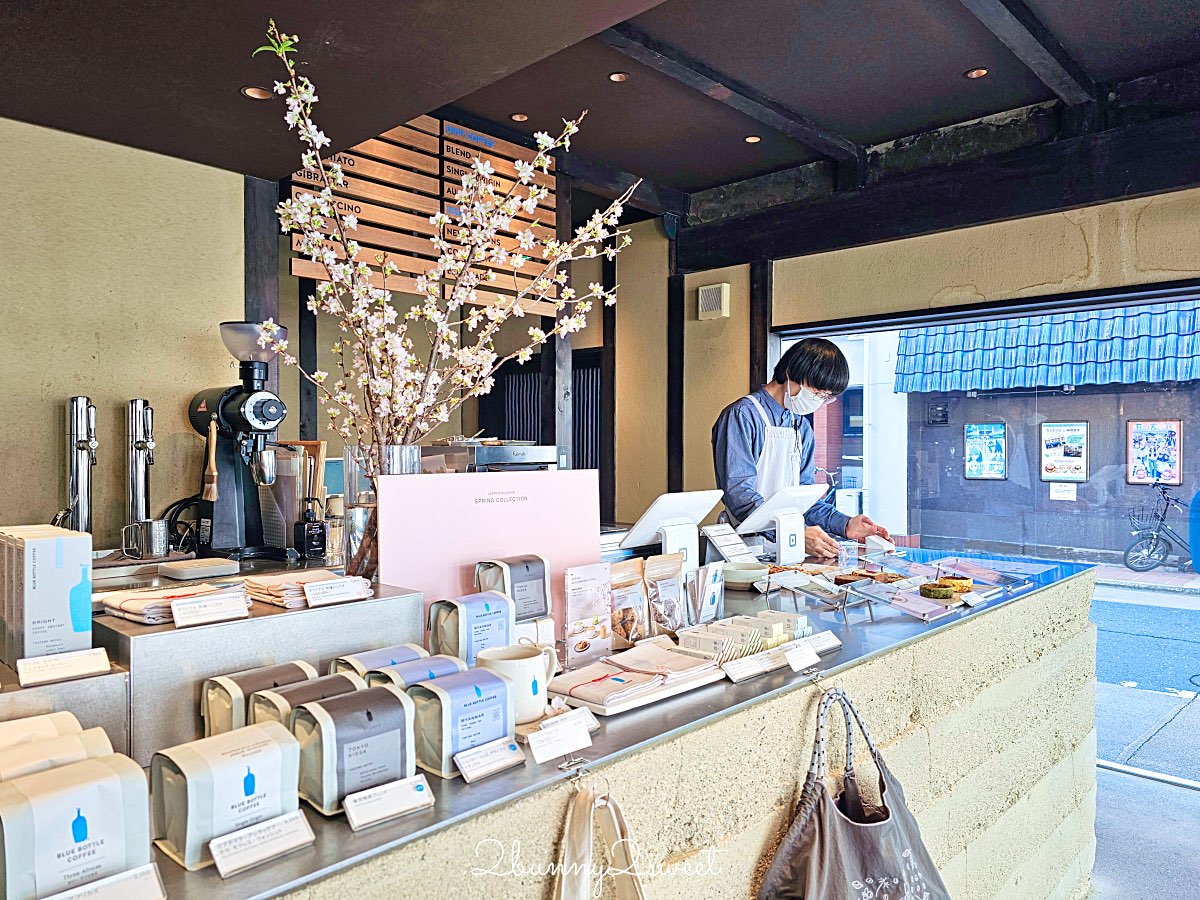 【藍瓶咖啡 京都六角店 Blue Bottle Coffee Kyoto Rokkaku】町家老屋＋自行車行共存，二樓木窗座位太有京都感 @兔兒毛毛姊妹花