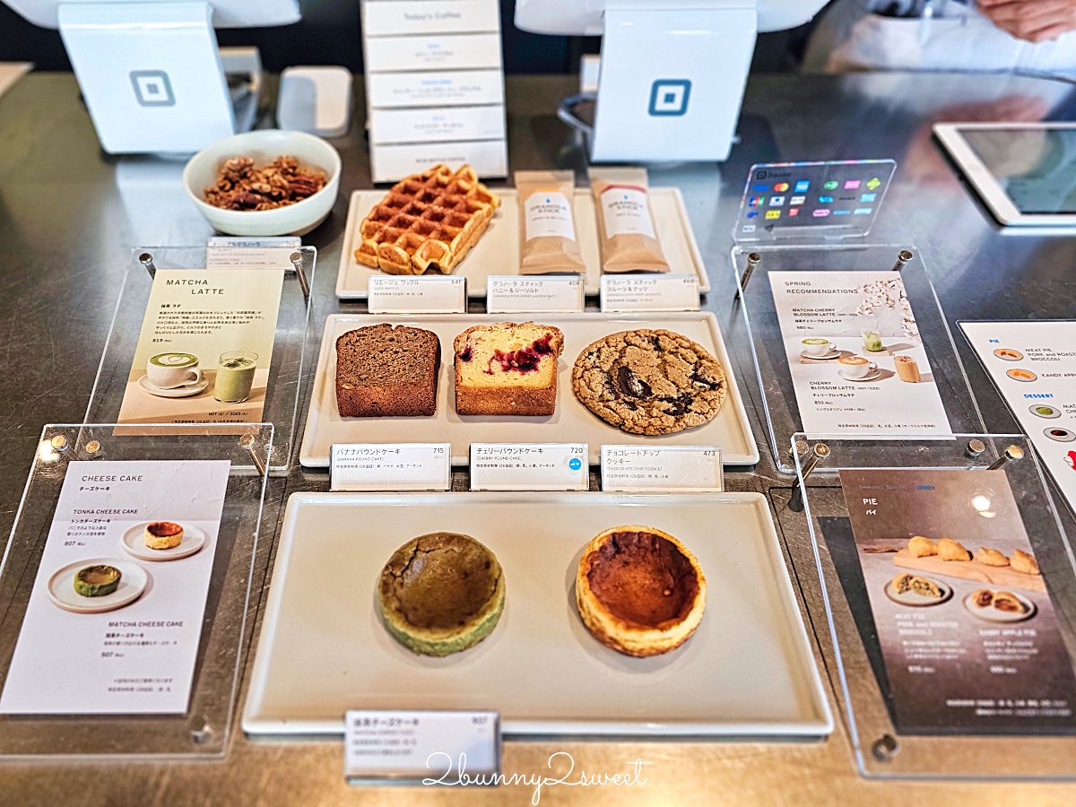 【藍瓶咖啡 京都六角店 Blue Bottle Coffee Kyoto Rokkaku】町家老屋＋自行車行共存，二樓木窗座位太有京都感 @兔兒毛毛姊妹花