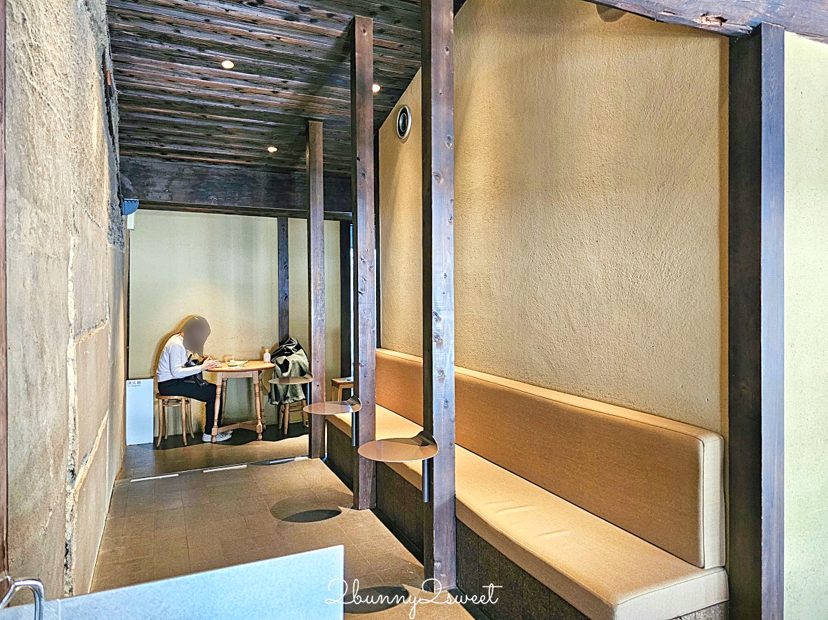 【藍瓶咖啡 京都六角店 Blue Bottle Coffee Kyoto Rokkaku】町家老屋＋自行車行共存，二樓木窗座位太有京都感 @兔兒毛毛姊妹花