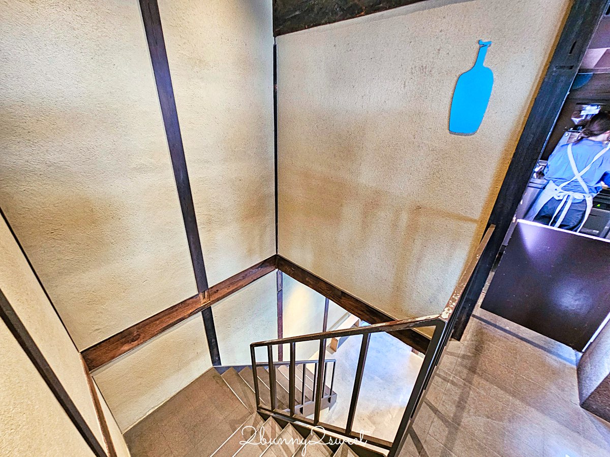 【藍瓶咖啡 京都六角店 Blue Bottle Coffee Kyoto Rokkaku】町家老屋＋自行車行共存，二樓木窗座位太有京都感 @兔兒毛毛姊妹花