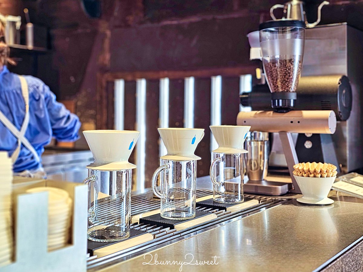 【藍瓶咖啡 京都六角店 Blue Bottle Coffee Kyoto Rokkaku】町家老屋＋自行車行共存，二樓木窗座位太有京都感 @兔兒毛毛姊妹花