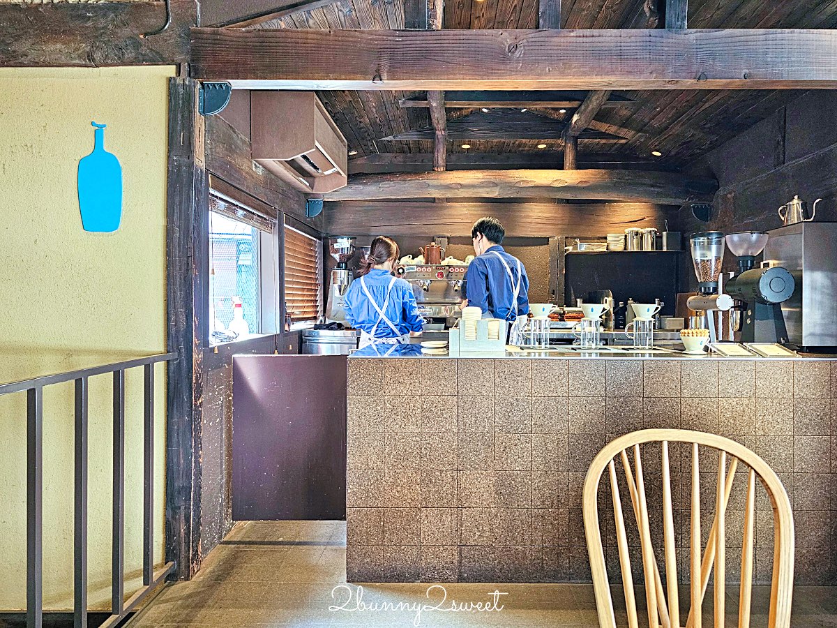 【藍瓶咖啡 京都六角店 Blue Bottle Coffee Kyoto Rokkaku】町家老屋＋自行車行共存，二樓木窗座位太有京都感 @兔兒毛毛姊妹花