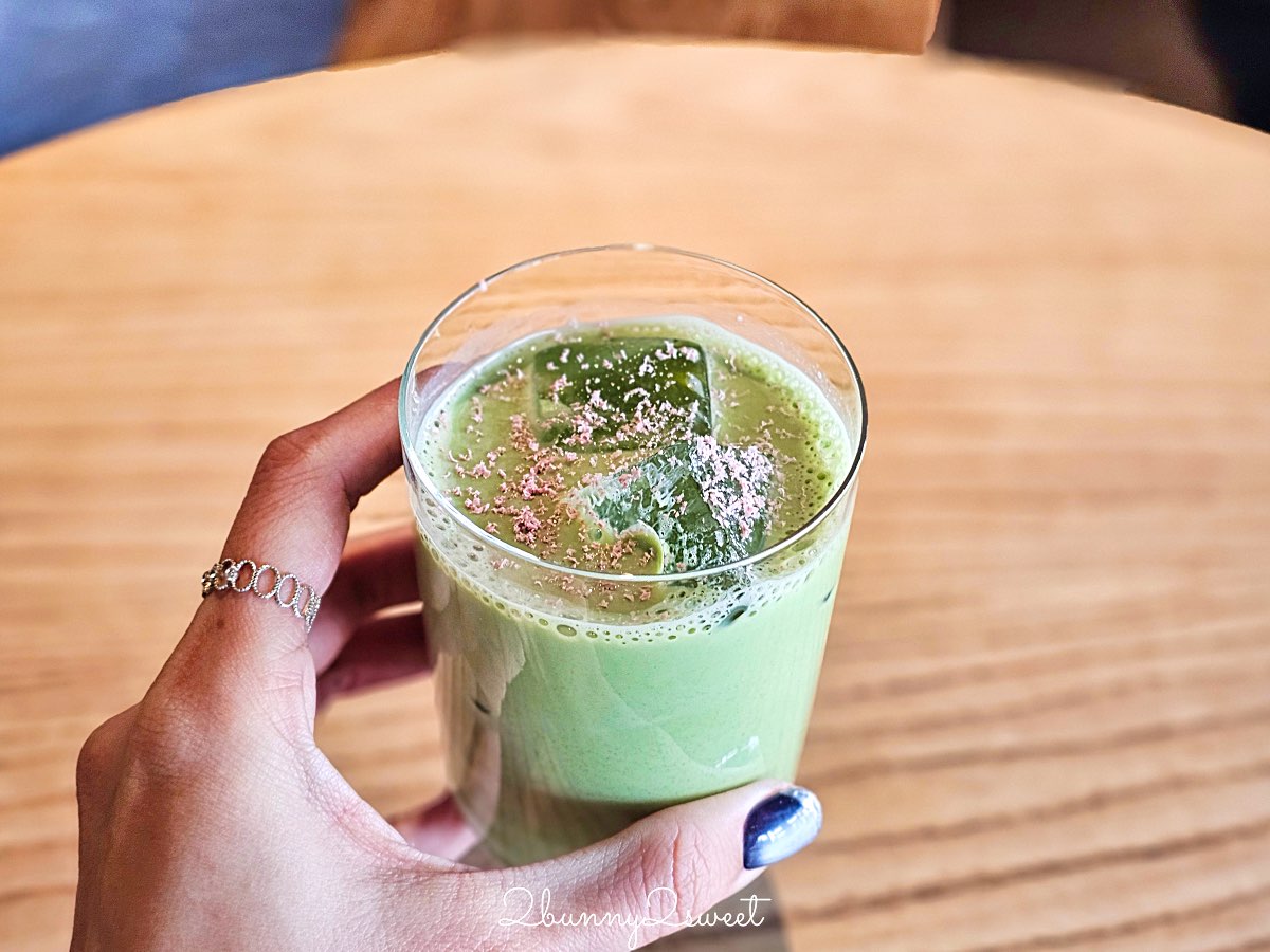 【藍瓶咖啡 京都六角店 Blue Bottle Coffee Kyoto Rokkaku】町家老屋＋自行車行共存，二樓木窗座位太有京都感 @兔兒毛毛姊妹花