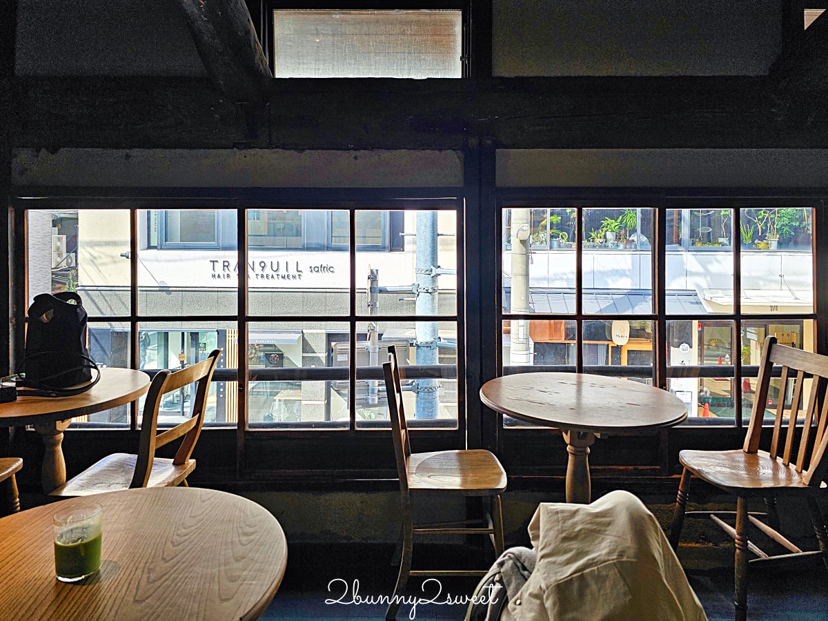 【藍瓶咖啡 京都六角店 Blue Bottle Coffee Kyoto Rokkaku】町家老屋＋自行車行共存，二樓木窗座位太有京都感 @兔兒毛毛姊妹花