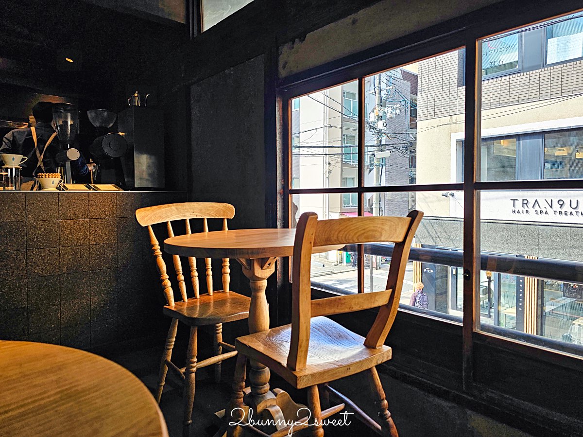 【藍瓶咖啡 京都六角店 Blue Bottle Coffee Kyoto Rokkaku】町家老屋＋自行車行共存，二樓木窗座位太有京都感 @兔兒毛毛姊妹花