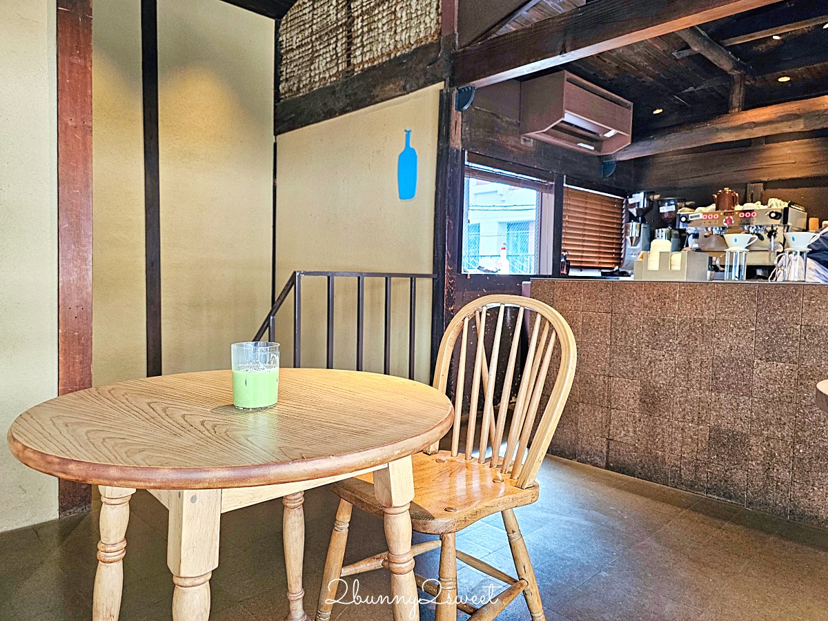 【藍瓶咖啡 京都六角店 Blue Bottle Coffee Kyoto Rokkaku】町家老屋＋自行車行共存，二樓木窗座位太有京都感 @兔兒毛毛姊妹花