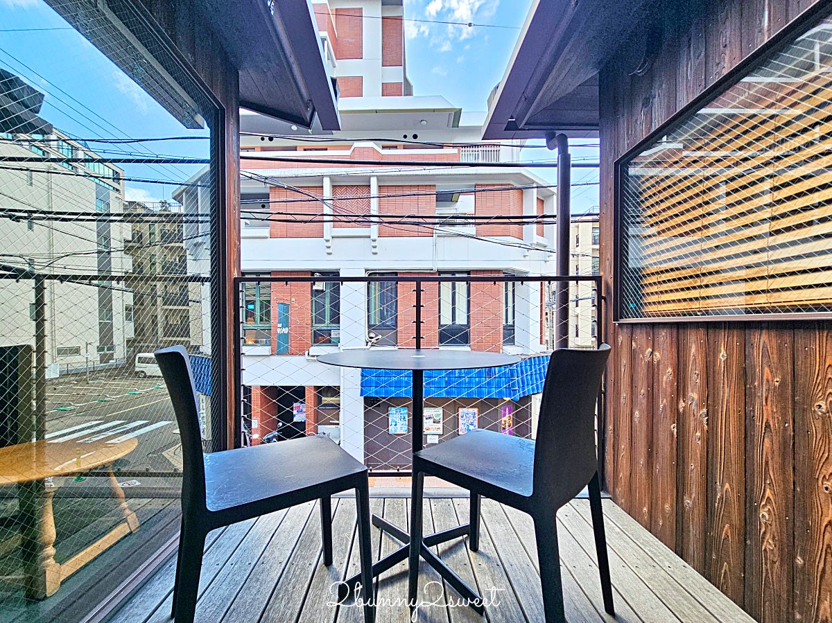 【藍瓶咖啡 京都六角店 Blue Bottle Coffee Kyoto Rokkaku】町家老屋＋自行車行共存，二樓木窗座位太有京都感 @兔兒毛毛姊妹花