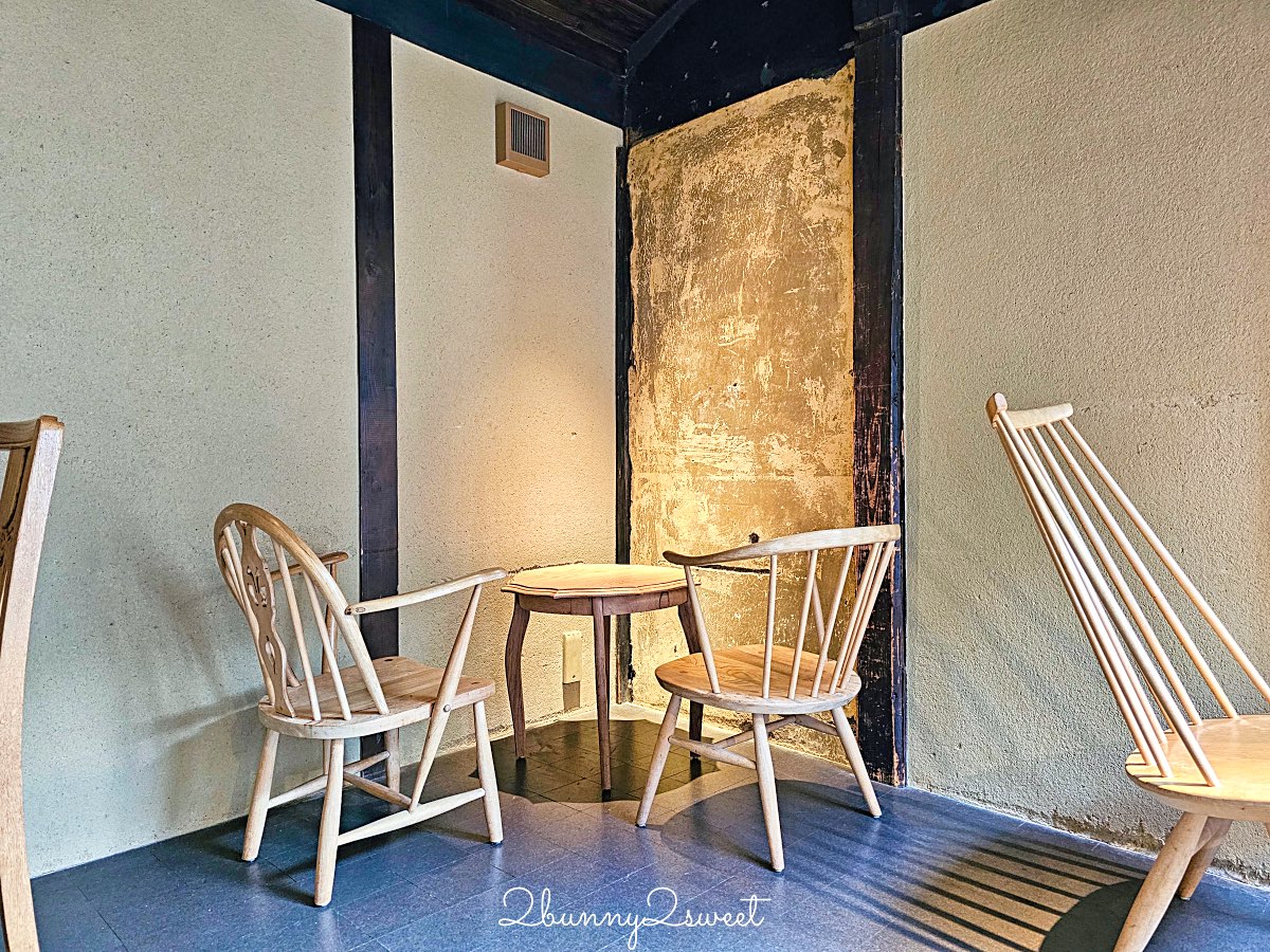 【藍瓶咖啡 京都六角店 Blue Bottle Coffee Kyoto Rokkaku】町家老屋＋自行車行共存，二樓木窗座位太有京都感 @兔兒毛毛姊妹花