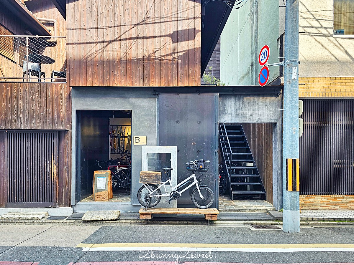 【藍瓶咖啡 京都六角店 Blue Bottle Coffee Kyoto Rokkaku】町家老屋＋自行車行共存，二樓木窗座位太有京都感 @兔兒毛毛姊妹花