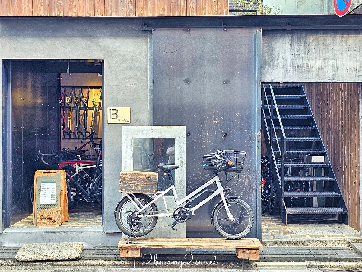 【藍瓶咖啡 京都六角店 Blue Bottle Coffee Kyoto Rokkaku】町家老屋＋自行車行共存，二樓木窗座位太有京都感 @兔兒毛毛姊妹花