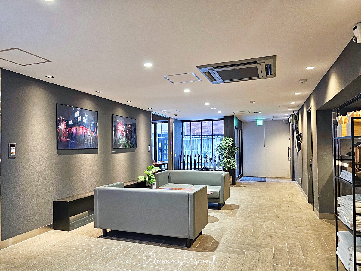 【WAYFARER Shinsaibashi】大阪心齋橋平價飯店推薦：單人到家庭單室套房都有，走路到道頓堀超方便 @兔兒毛毛姊妹花