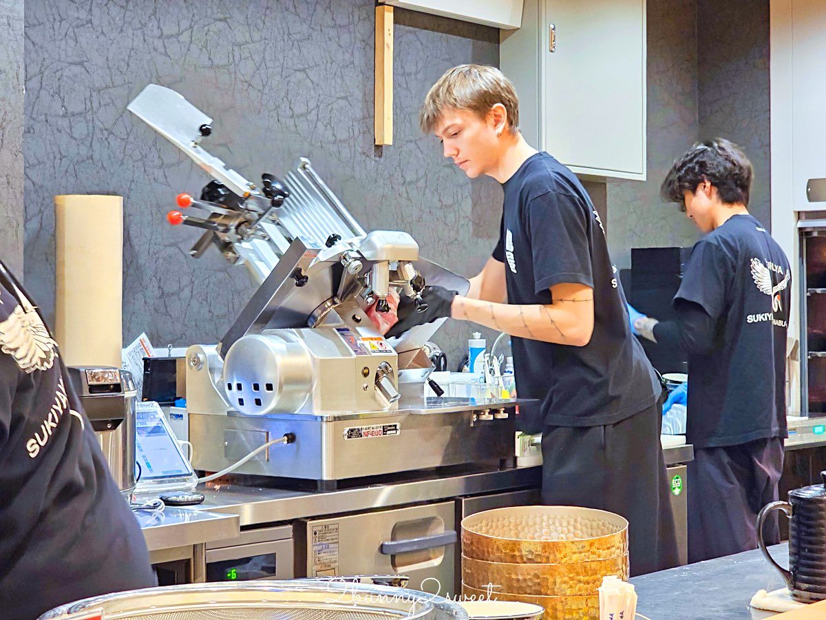 【大阪日本橋鶴屋 TSURUYA】黑門市場旁高CP值和牛壽喜燒/涮涮鍋！1980円一人一鍋午餐太狂 @兔兒毛毛姊妹花