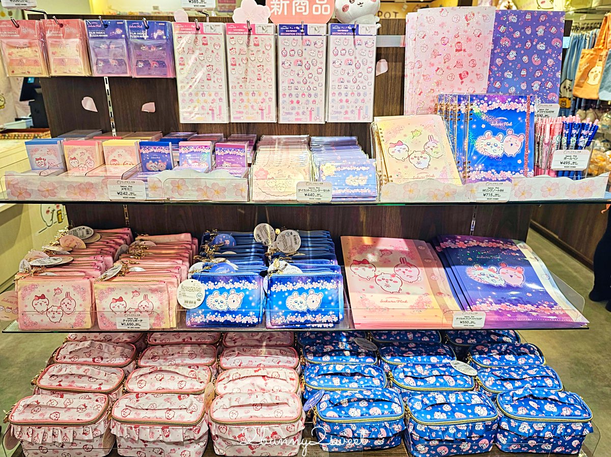 【吉伊卡哇MOGUMOGU本舖 (Chiikawa Mogumogu Honpo)京都伏見店】狐狸裝玩偶限定必買、京都伴手禮清單一次看 @兔兒毛毛姊妹花