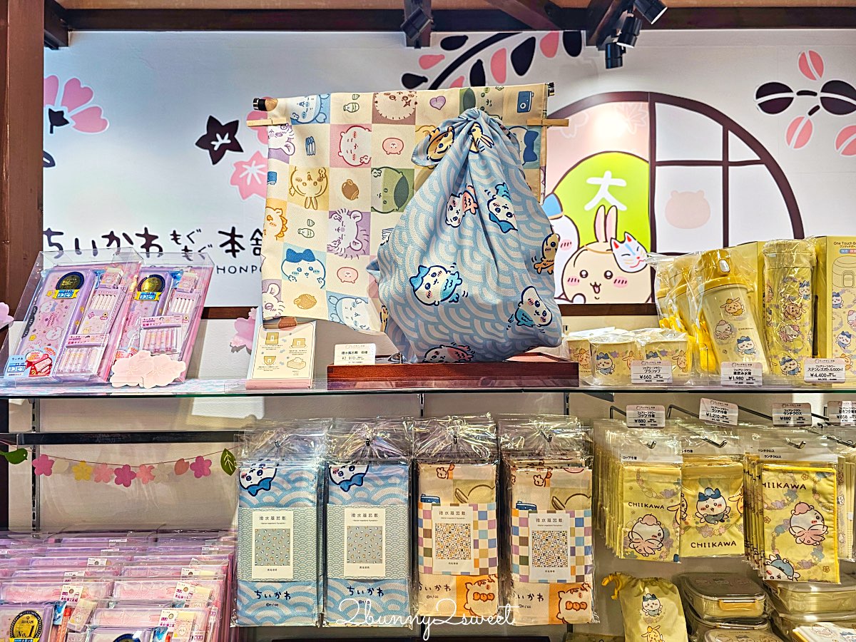 【吉伊卡哇MOGUMOGU本舖 (Chiikawa Mogumogu Honpo)京都伏見店】狐狸裝玩偶限定必買、京都伴手禮清單一次看 @兔兒毛毛姊妹花