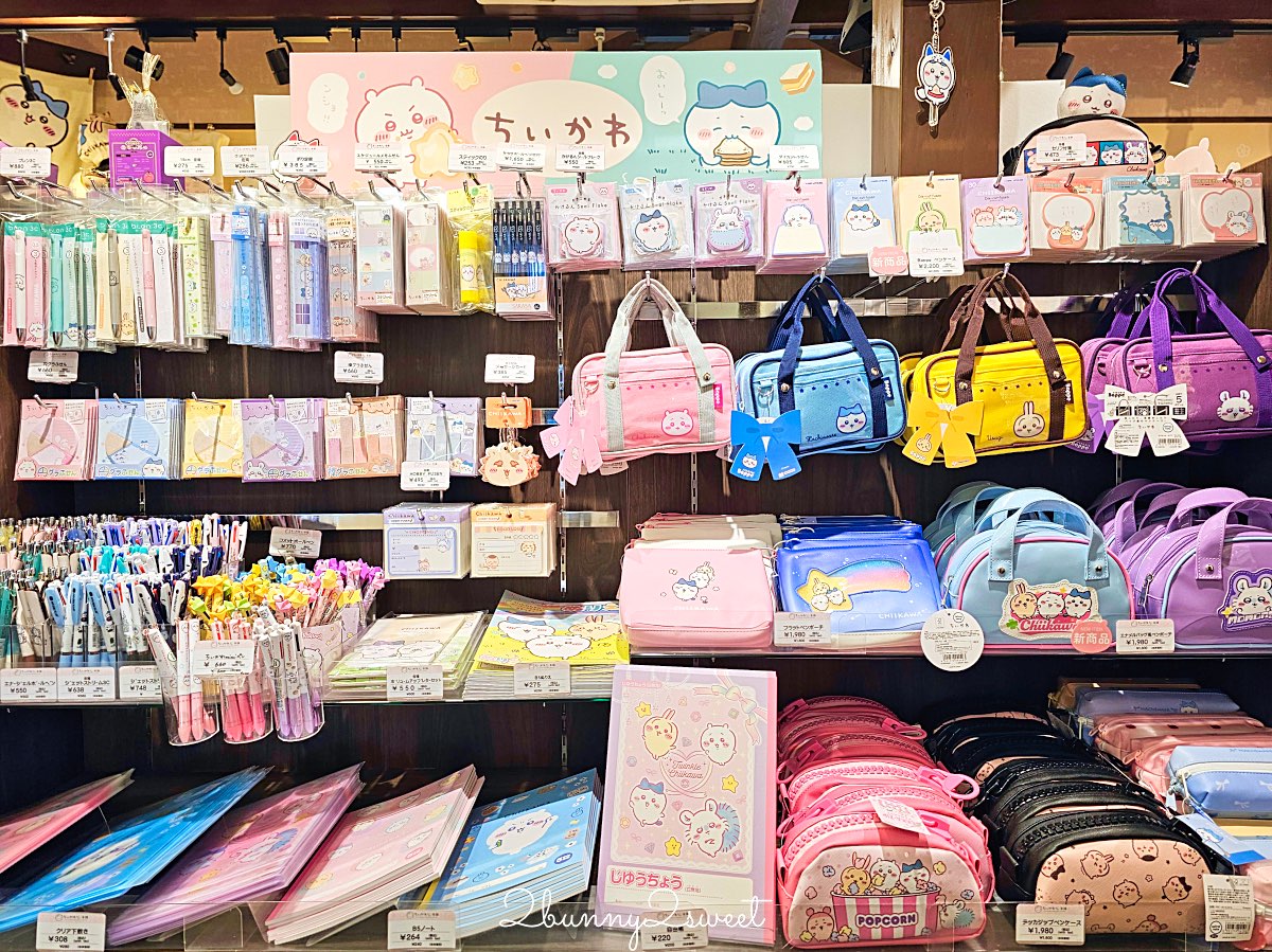 【吉伊卡哇MOGUMOGU本舖 (Chiikawa Mogumogu Honpo)京都伏見店】狐狸裝玩偶限定必買、京都伴手禮清單一次看 @兔兒毛毛姊妹花