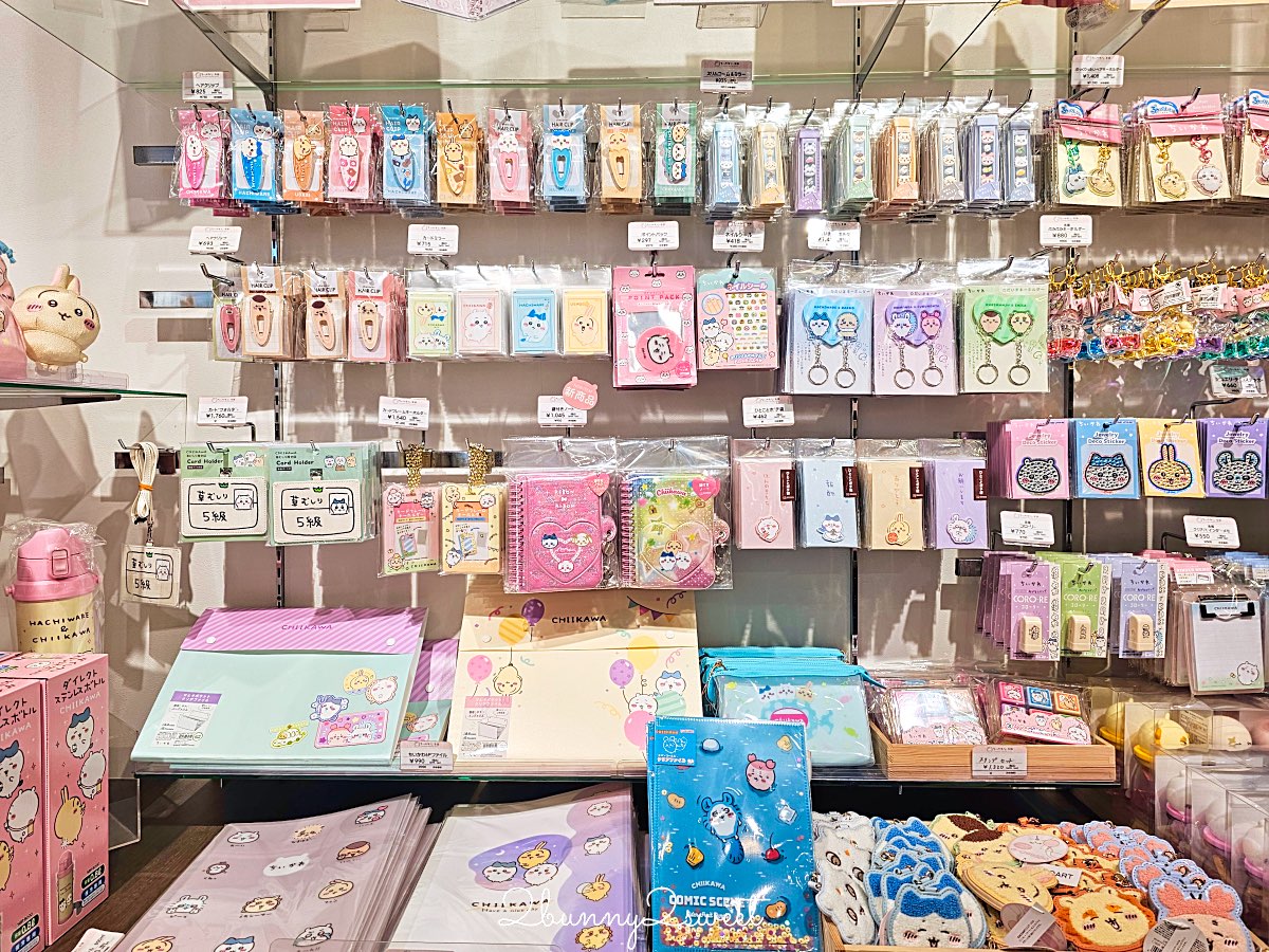 【吉伊卡哇MOGUMOGU本舖 (Chiikawa Mogumogu Honpo)京都伏見店】狐狸裝玩偶限定必買、京都伴手禮清單一次看 @兔兒毛毛姊妹花