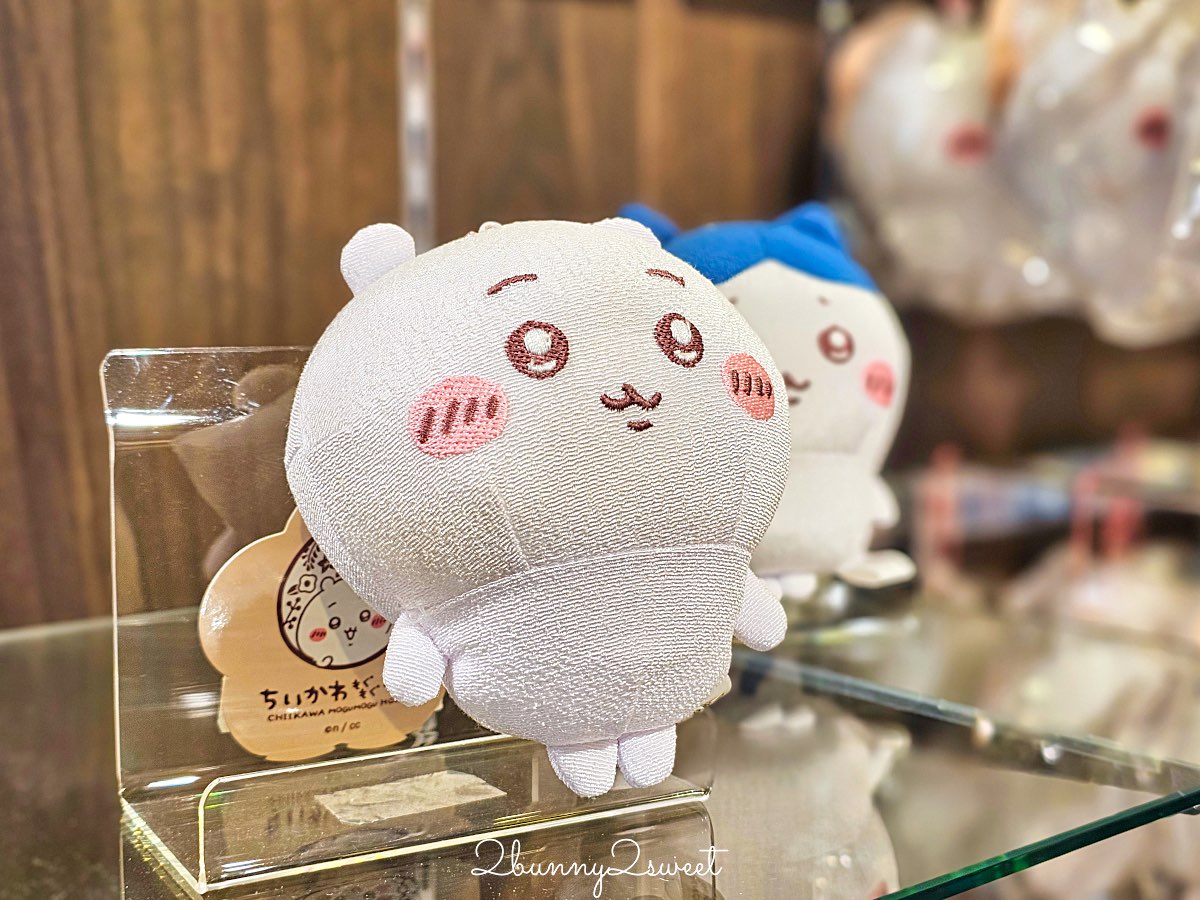 【吉伊卡哇MOGUMOGU本舖 (Chiikawa Mogumogu Honpo)京都伏見店】狐狸裝玩偶限定必買、京都伴手禮清單一次看 @兔兒毛毛姊妹花