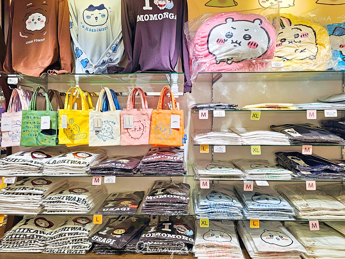 【吉伊卡哇MOGUMOGU本舖 (Chiikawa Mogumogu Honpo)京都伏見店】狐狸裝玩偶限定必買、京都伴手禮清單一次看 @兔兒毛毛姊妹花