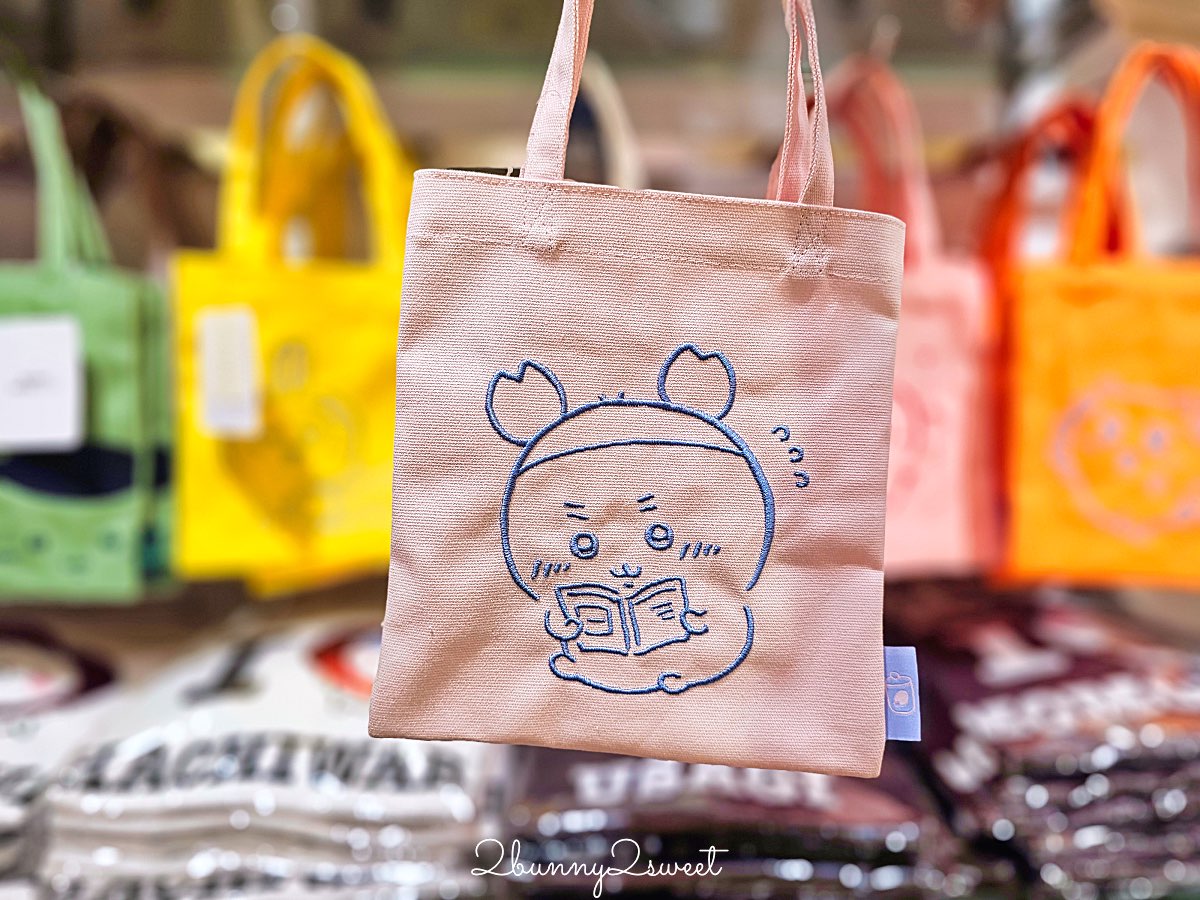 【吉伊卡哇MOGUMOGU本舖 (Chiikawa Mogumogu Honpo)京都伏見店】狐狸裝玩偶限定必買、京都伴手禮清單一次看 @兔兒毛毛姊妹花