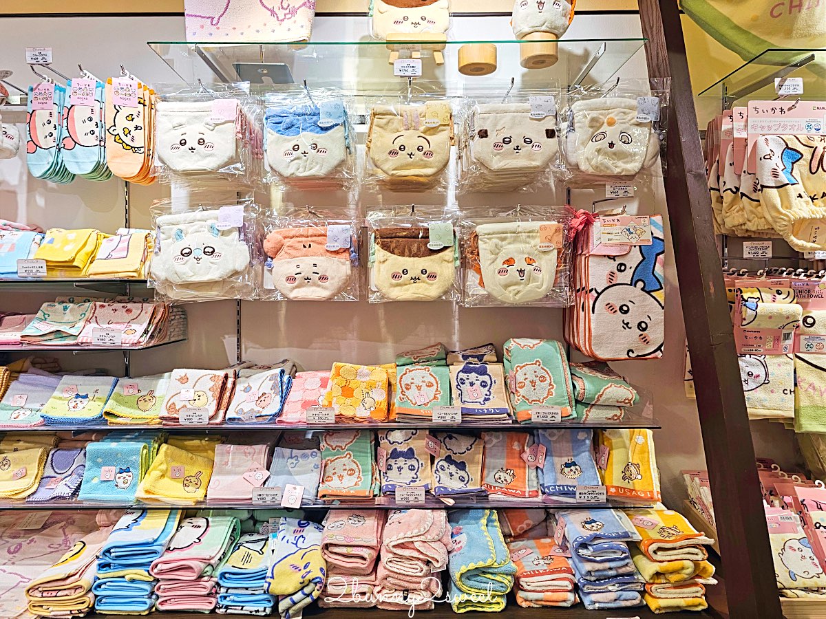 【吉伊卡哇MOGUMOGU本舖 (Chiikawa Mogumogu Honpo)京都伏見店】狐狸裝玩偶限定必買、京都伴手禮清單一次看 @兔兒毛毛姊妹花