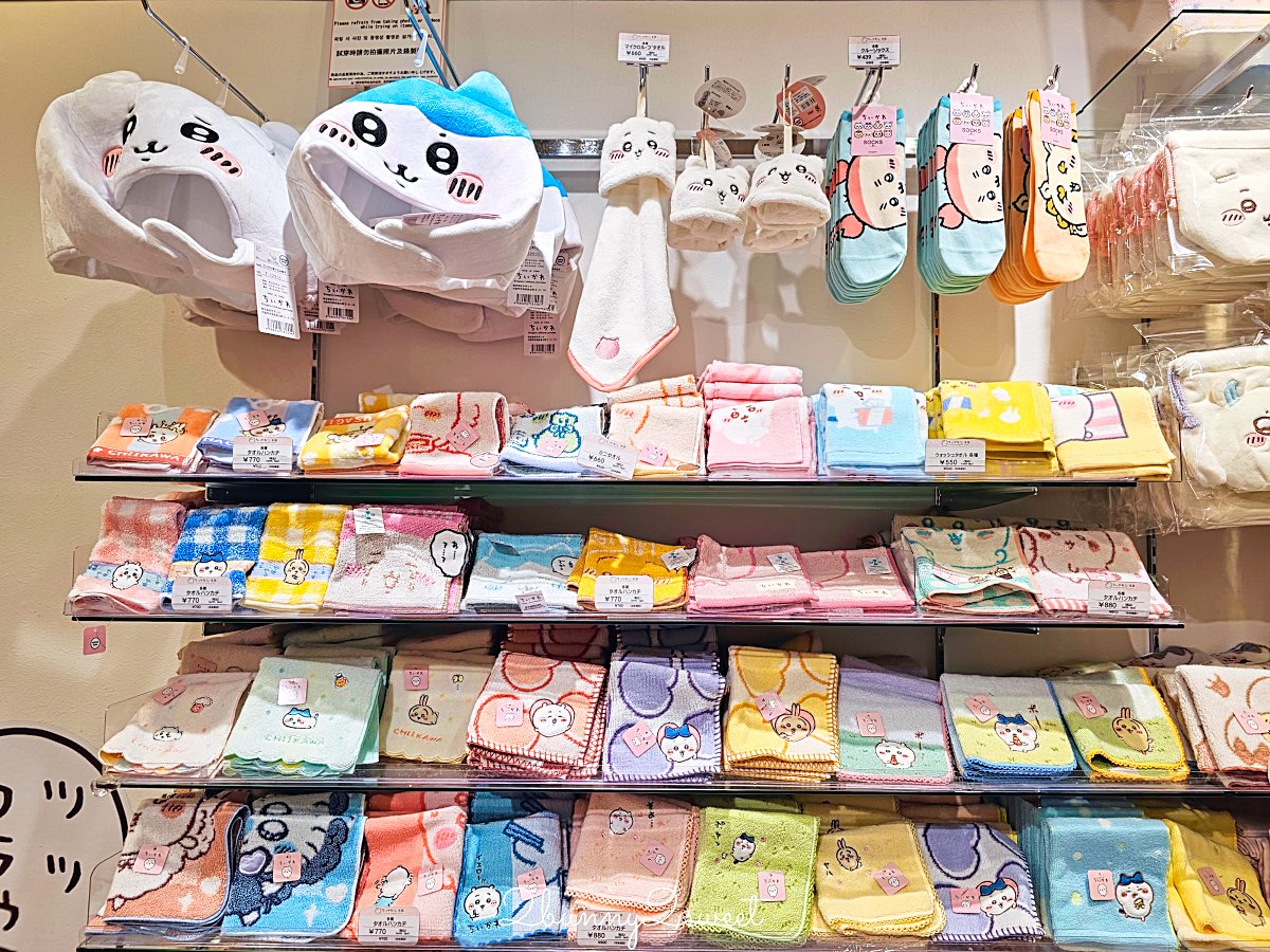 【吉伊卡哇MOGUMOGU本舖 (Chiikawa Mogumogu Honpo)京都伏見店】狐狸裝玩偶限定必買、京都伴手禮清單一次看 @兔兒毛毛姊妹花