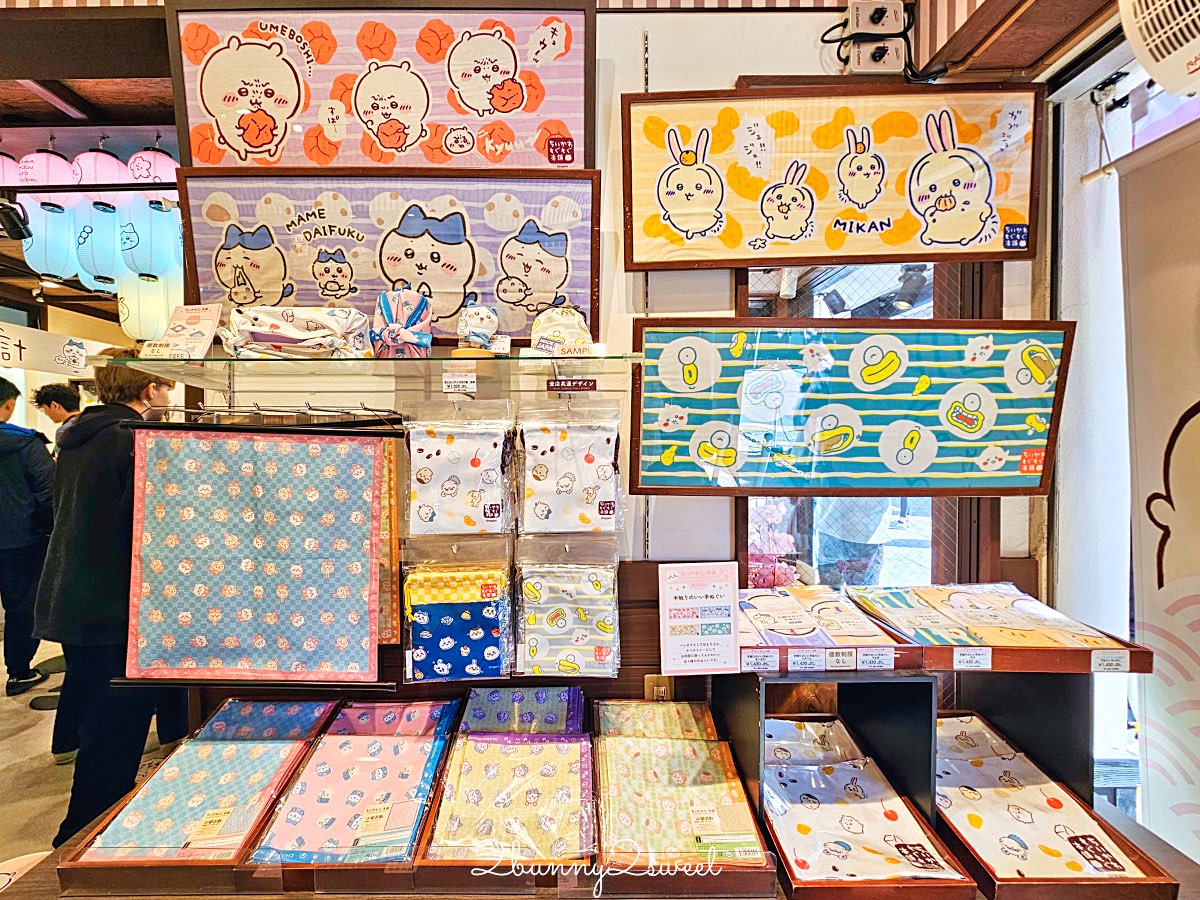 【吉伊卡哇MOGUMOGU本舖 (Chiikawa Mogumogu Honpo)京都伏見店】狐狸裝玩偶限定必買、京都伴手禮清單一次看 @兔兒毛毛姊妹花