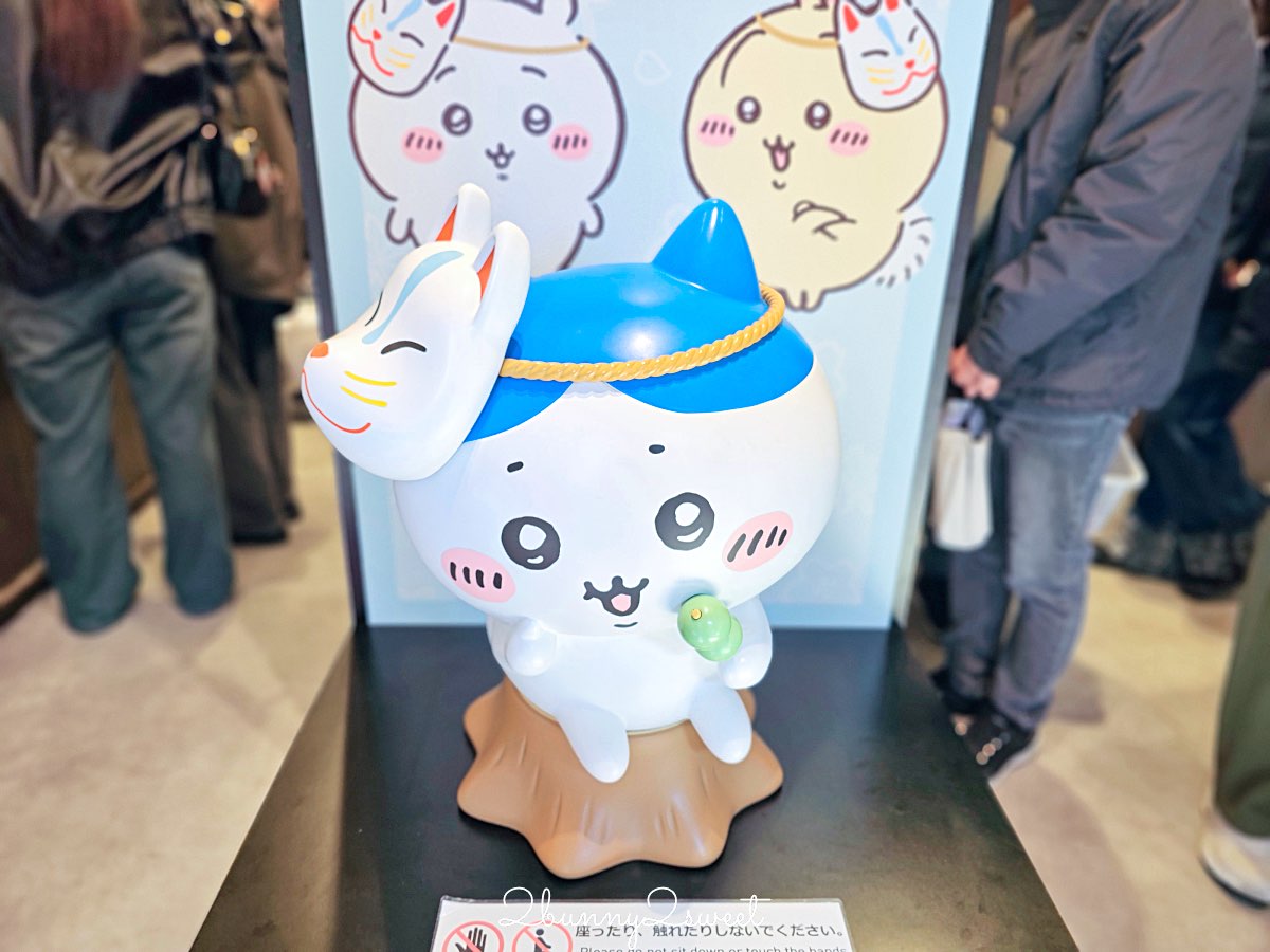 【吉伊卡哇MOGUMOGU本舖 (Chiikawa Mogumogu Honpo)京都伏見店】狐狸裝玩偶限定必買、京都伴手禮清單一次看 @兔兒毛毛姊妹花