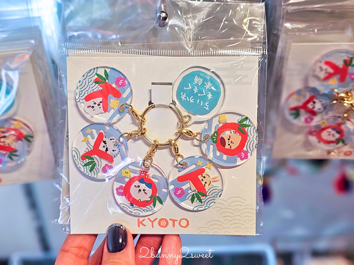 【吉伊卡哇MOGUMOGU本舖 (Chiikawa Mogumogu Honpo)京都伏見店】狐狸裝玩偶限定必買、京都伴手禮清單一次看 @兔兒毛毛姊妹花