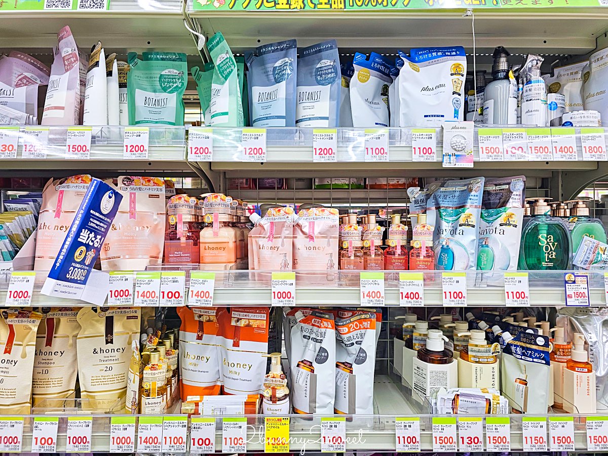 日本藥妝推薦｜SUGI藥局(スギ薬局)必逛攻略！免稅＋折價券最高18%OFF，藥妝零食早餐一次買齊 @兔兒毛毛姊妹花